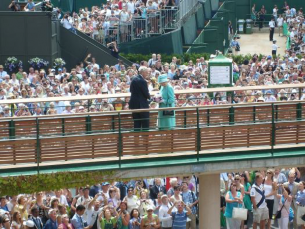 RideArroUK's tweet photo. Now it's not just royalty who can have their carriages awaiting them to beat the crowds leaving #Wimbledon. You can e-Hail a licensed Black Taxi with your ARRO app &amp; only pay the metered fare, no surge pricing! #London #ridearro #taxi https://t.co/3zwlwiDgNI