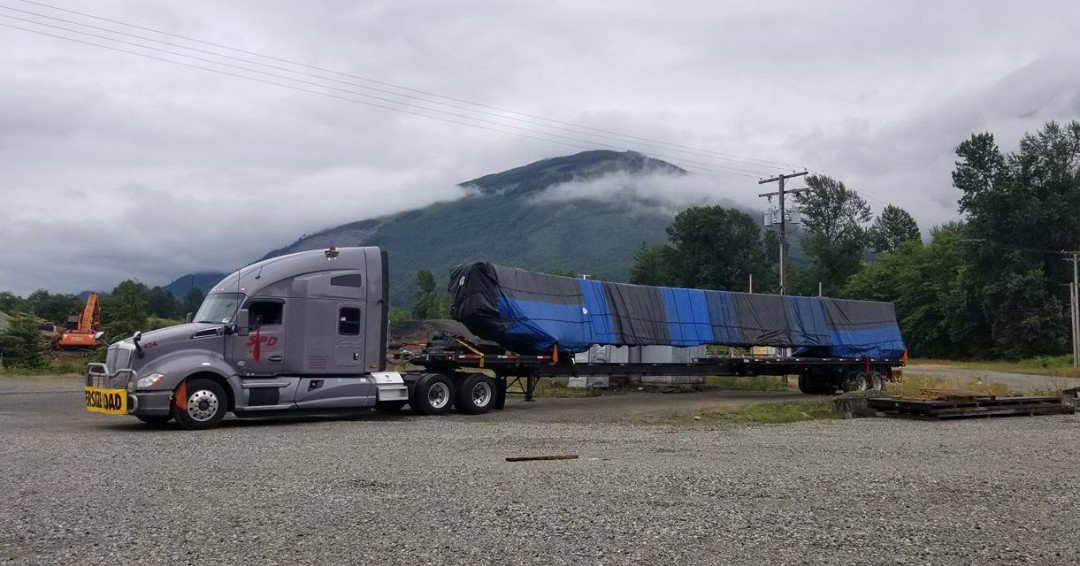 SmokeyPointDist's tweet photo. It took four hours in the rain and four tarps to get this 103 feet overall length and 10'6 wide load ready, but Driver Geoff Carswell handled it like a champ and is on his way from WA to FL.
#tarpboss #spd #flatbedding https://t.co/foBosaDze9