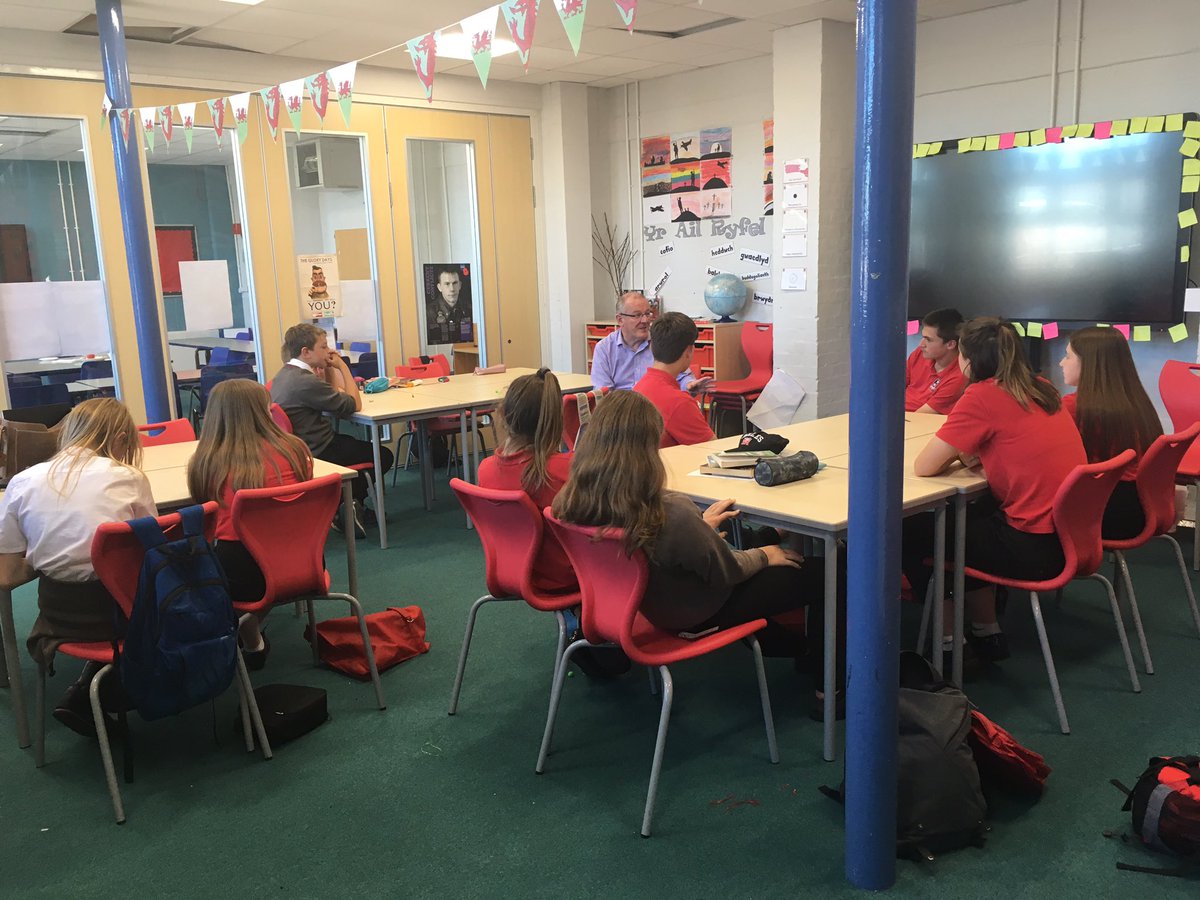 ComyGymraeg's tweet photo. Braf ymweld ag @YsgolHR yn Nhregaron prynhawn yma a holi disgyblion a staff am ddefnydd o’r Gymraeg yn yr ardal.
We talked to staff and pupils at Ysgol Henry Richard to gain an understanding of the opportunities and challenges facing Welsh speakers. #aledardaith https://t.co/3iQLkMEWNR