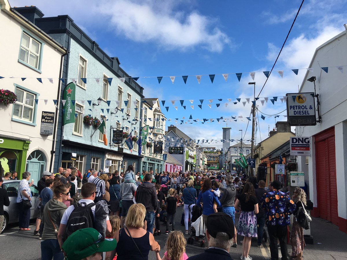 The main street in #lahinch is packed! #familyfest #ddfirishopen