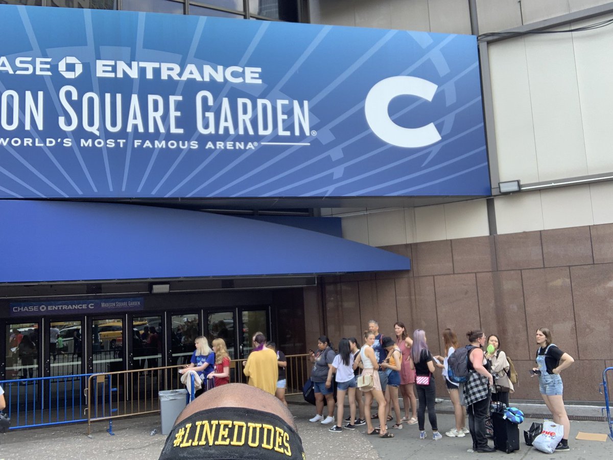 sold_inc's tweet photo. Currently 18 ppl in line for #kcon19ny at #madisonsquaregarden #kpop #kcon #kconny #bts #btsworld #bangtanboys #diehardfans #lineporn HIRE #linedudes to #skiptheline with #linesitters #wewaitforyourwants RUSH FEE WAIVED FOR NEXT THREE CALLERS/TEXTERS #347744WAIT #askforrob https://t.co/6YSyk1pvYZ