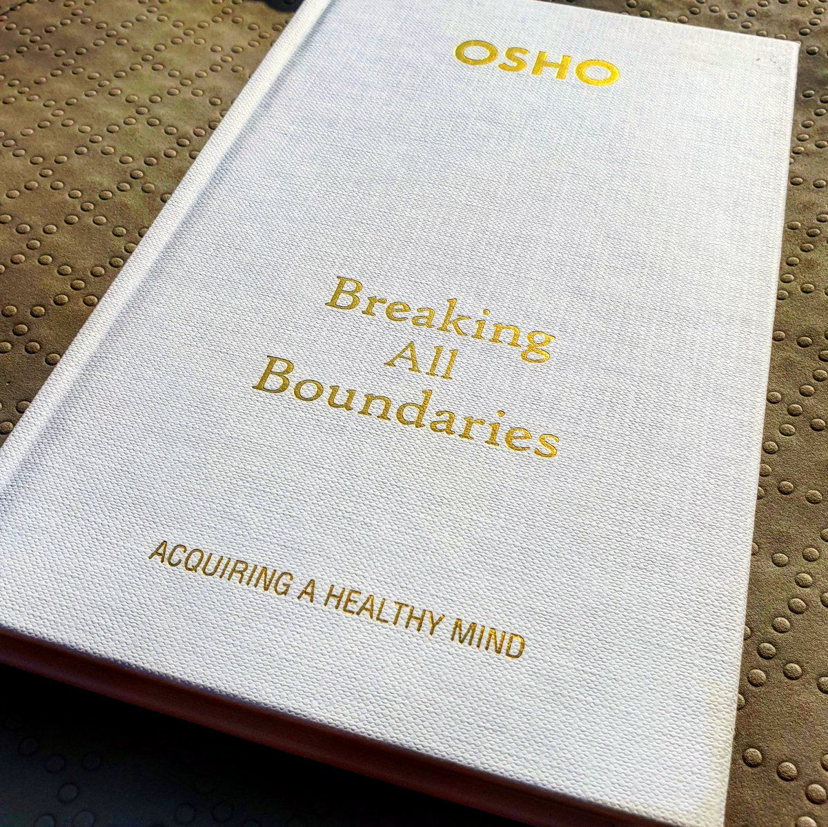 robinrybansky's tweet photo. 📖 Friday evening 📿
@OSHOinternation #osho #indigo #friday #relax #book #sun #summer #awareness #silence #love #happy #nomind #nothingness #positivevibes #balance #innerpeace #joy #journey #life #lifestyle #style #men #grateful https://t.co/Mtb1BpZZj8