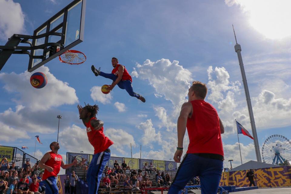 SalemFair's tweet photo. Softub presents @TeamBigAir. They are taking it to the hoop inside the arena during the Salem Fair! T!  #SalemFair2019 #SampleSalem #TeamBigAir #InsidewithAC #Softub https://t.co/C97krRFhif