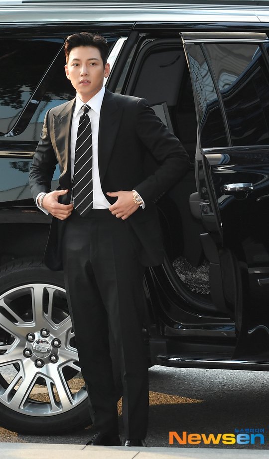 turtlewookiee's tweet photo. NEW CAR DOOR GUY???? This photos must be viral!!!! i am dying inside o-/-< https://t.co/5mKYfd5Qhe