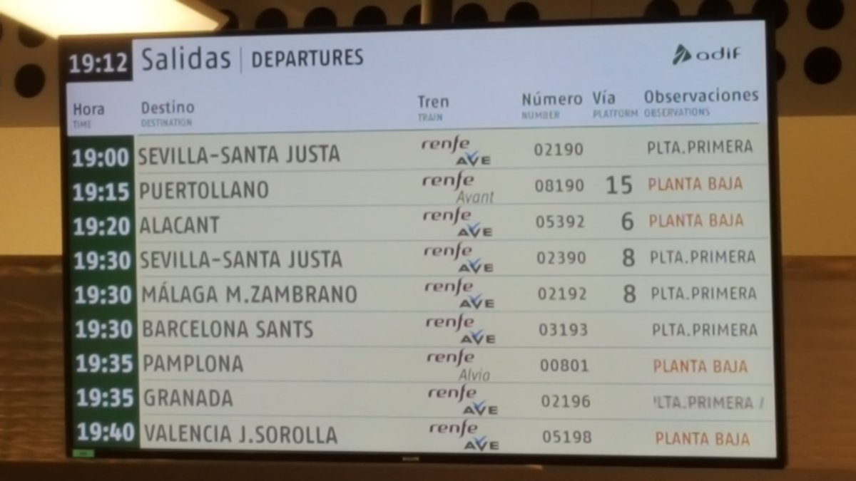 Pantagata's tweet photo. ¿Van a devolvernos el dinero @Renfe @Adif_es @InfoAdif por estar esperando 20 minutos que anuncien la via del #Ave que tenía que haber salido hace 13 minutos? Sin noticias y sin #aireacondicionado #Caos https://t.co/OnMUoUBCQY