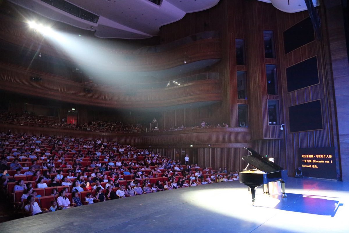 GiuliaMazzoni's tweet photo. Non potevo immaginare inizio migliore di questo! Grazie a tutte le persone presenti stasera al Dongying Xuelian Grand Theater, Shandong. Grazie per questa calorosa accoglienza. Condivido con voi, cari amici, alcune foto di questa prima data. 
Sempre insieme, avanti così. 🎶💛🎹 https://t.co/2gAgUv4Qpk