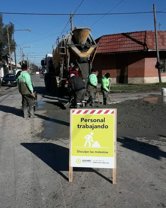PublicosQuilmes's tweet photo. El Plan Integral de Bacheo continúa ejecutándose por los distintos barrios del distrito mejorando la circulación de los vecinos!!! https://t.co/f7wMTVZBnn