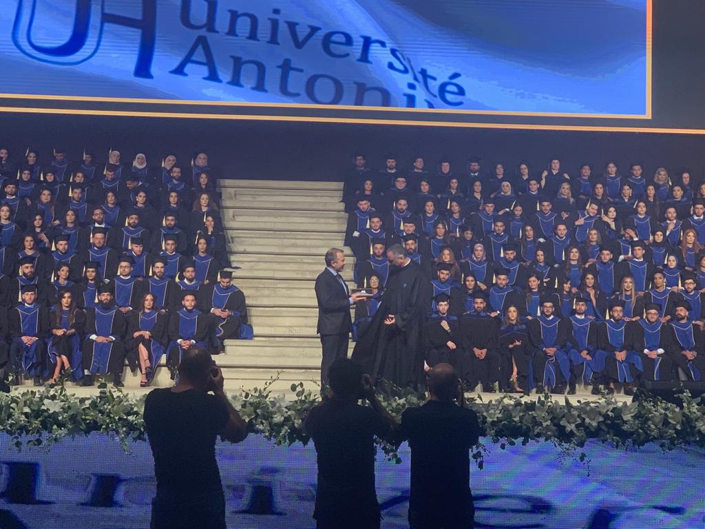 uAntonine's tweet photo. The rector, Fr. @MichelJalakh, presenting UA’s silver feather to H.E.M. @Gebran_Bassil
#uAntonine #uAmbassadors #uA_Class19 https://t.co/VinzMySHyb