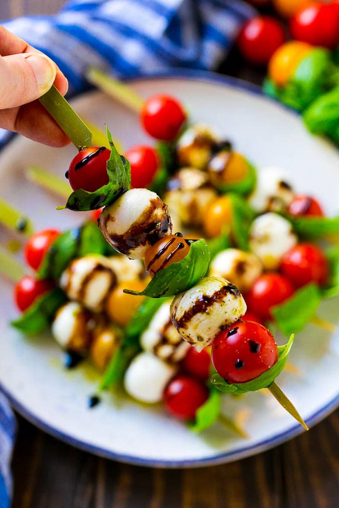 MKE_Performance's tweet image. Looking for a healthy, quick, and fairly inexpensive snack to try this Summer? These Caprese Skewers will do the trick! 😍 

Visit the link for the recipe and more info: dinneratthezoo.com/caprese-skewer…

Enjoy, Panthers! 🍴

Credit to: Sara Welch and Dinner at the Zoo (@dinneratthezoo)