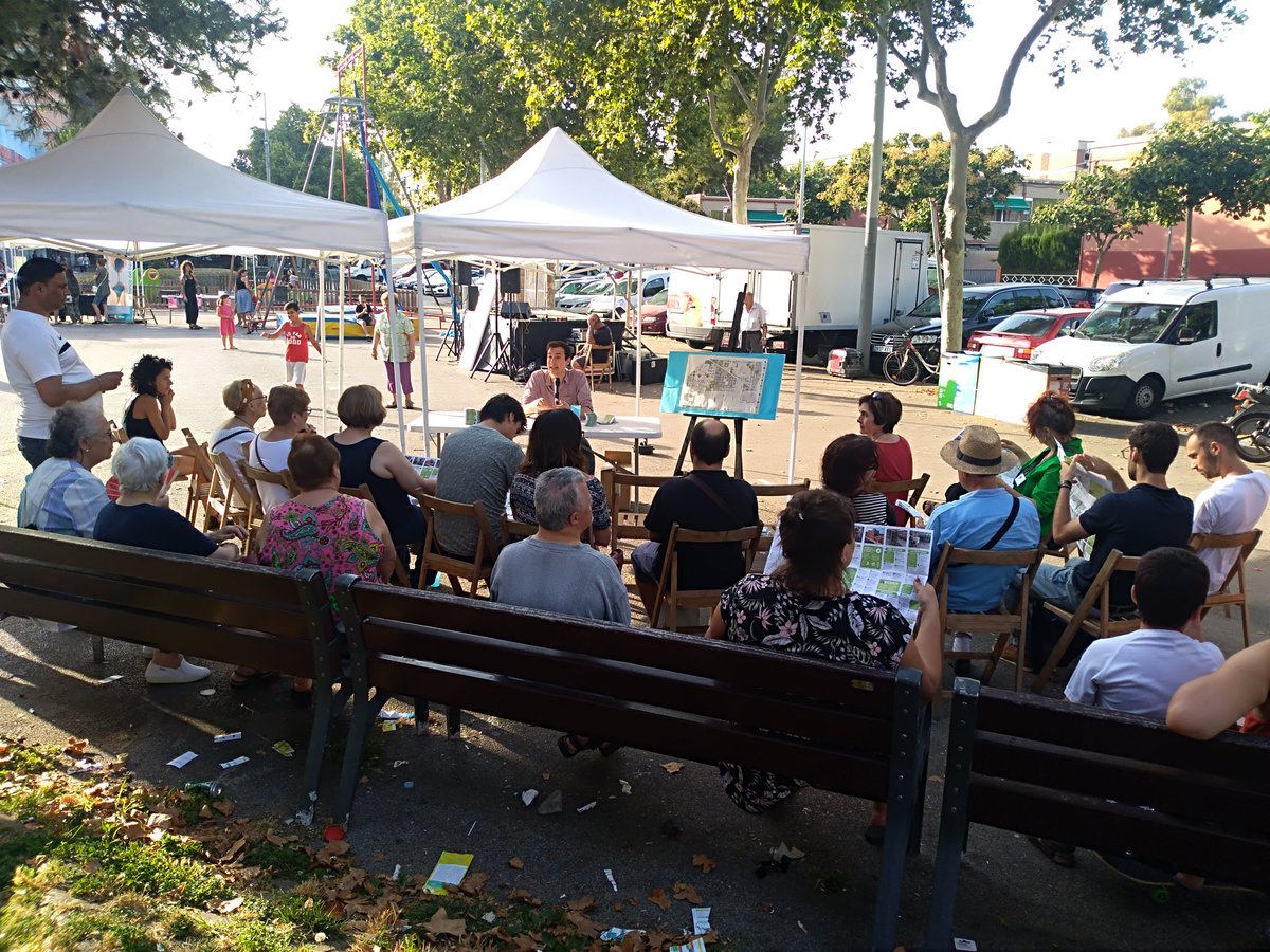 ccbesosmaresme's tweet photo. Gràcies a la col.laboració amb la taula @eixpereiv ara mateix estem fent la presentació del #mapasocial del #Poblenou i #BesòsMaresme.
Cooperació entre barris💪🏾 https://t.co/fHj9CUX6rU