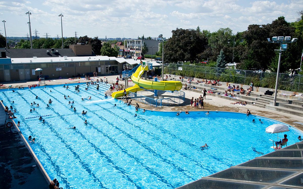 cityoftoronto's tweet photo. Our strengthened Heat Relief Network is made up of 270+ locations available all summer long. The network stretches across #CityofTO & includes libraries, community centres, pools, City facilities, drop-ins, & more. Find a spot to #KeepCool: https://t.co/FaqKJ460ni. https://t.co/JGrMBf8YgL