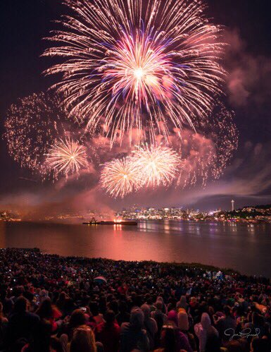jengrand8's tweet photo. Another incredible #fireworks 🎆🎇display this year on #LakeUnion! Such a fun vantage from #GasworksPark too, where it all feels so close.
#IndependeceDay #4thJuly2019 #4thofJuly #SeattleFireworks #Seattle #SoNorthwest @space_needle #SpaceNeedle https://t.co/AUzZYXd0KJ