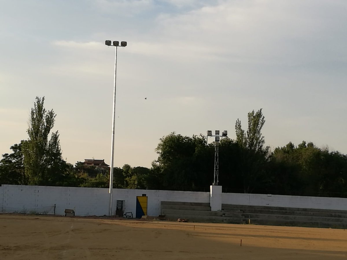 SolanaEMD's tweet photo. Nuestro estadio #ArnésLuna se pone guapo: comienzan los trabajos 🚧🏗 de instalación del césped artificial 🌱⚽ y prosiguen las obras de la nueva iluminación eléctrica 💡🔌

¿De verdad que no te vas a abonar? Prepárate para un año ilusionante 🇺🇦

#ElAmarilloMola https://t.co/TeJlrtncf9
