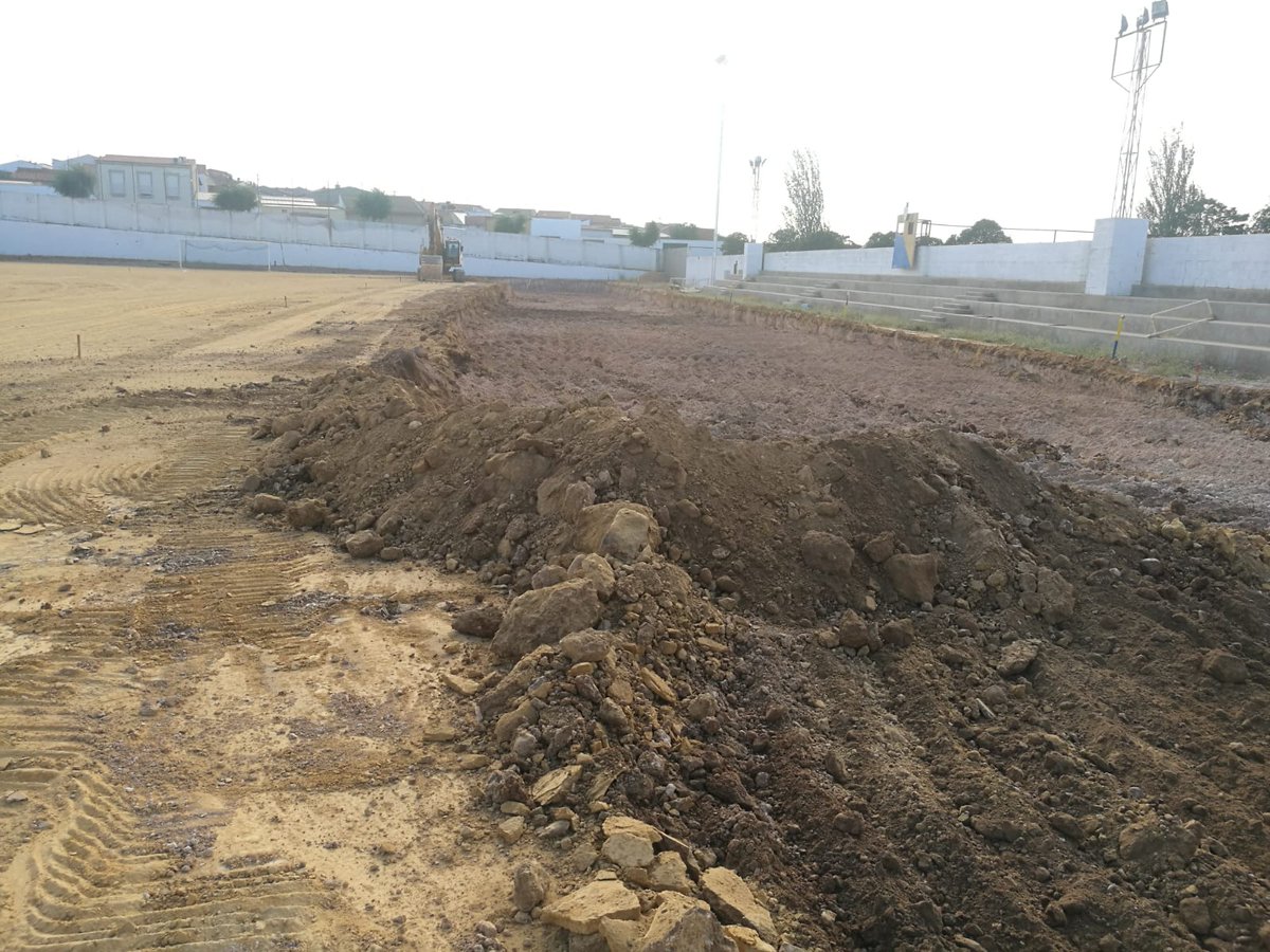 SolanaEMD's tweet photo. Nuestro estadio #ArnésLuna se pone guapo: comienzan los trabajos 🚧🏗 de instalación del césped artificial 🌱⚽ y prosiguen las obras de la nueva iluminación eléctrica 💡🔌

¿De verdad que no te vas a abonar? Prepárate para un año ilusionante 🇺🇦

#ElAmarilloMola https://t.co/TeJlrtncf9