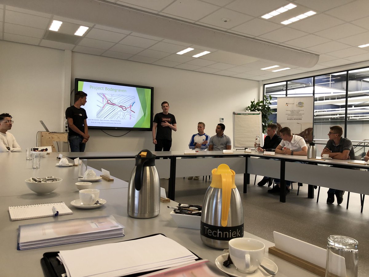 DolfOnline's tweet photo. Vandaag presentatie van studenten #opleiding #middenkaderfunctionaris #infra over hun opdracht voor #ongelijkvloerse oplossing voor #fietsers bij #kluifrotonde #Bodegraven. Mooie samenwerking tussen onderwijs, bedrijfsleven en overheid @versluysgroep1 @gem_BR @rocmondriaan https://t.co/lmNY7QOTk2