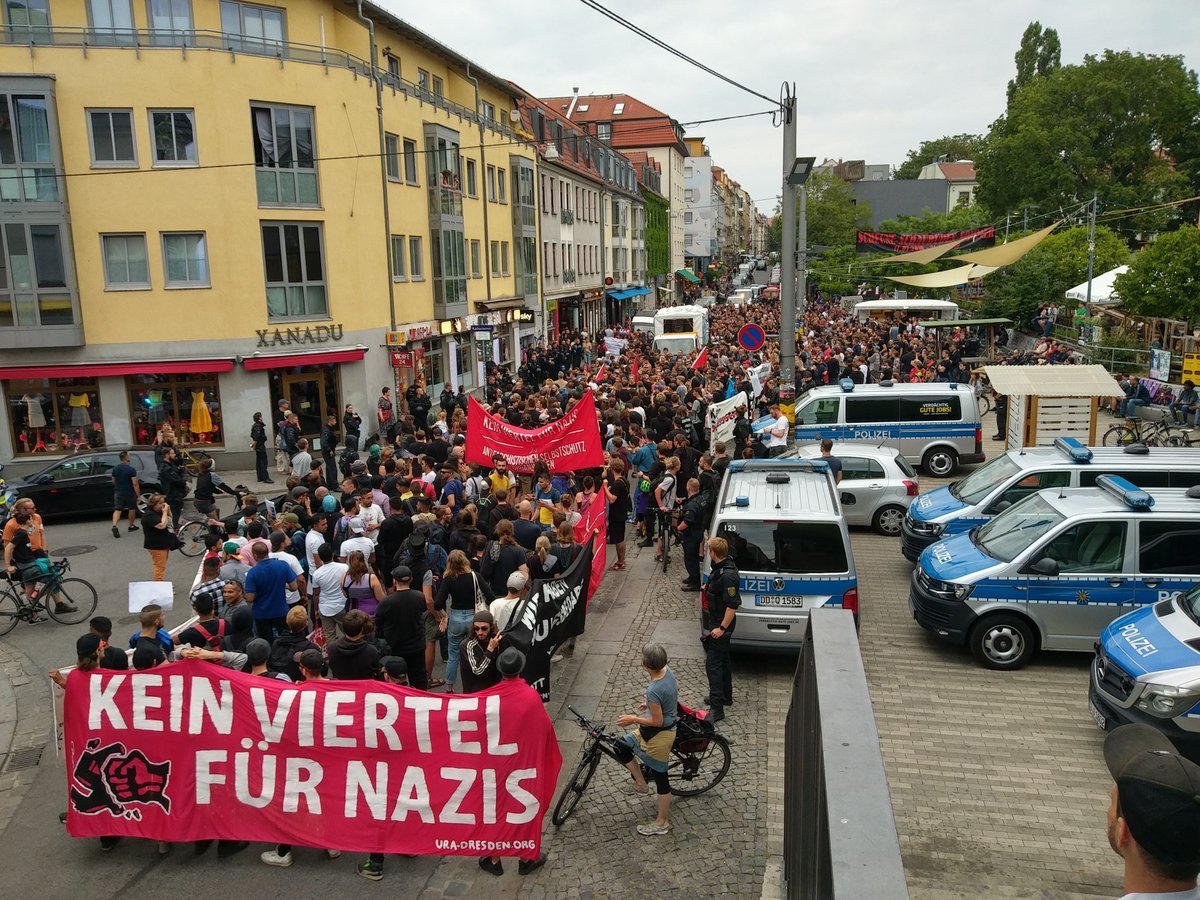 morosArt's tweet photo. Kurze Zwischenkundgebung an der Scheune... 😍 #fckafd #nonazi #nopegida #refugeeswelcome #fckafd https://t.co/JxE3877I4Y
