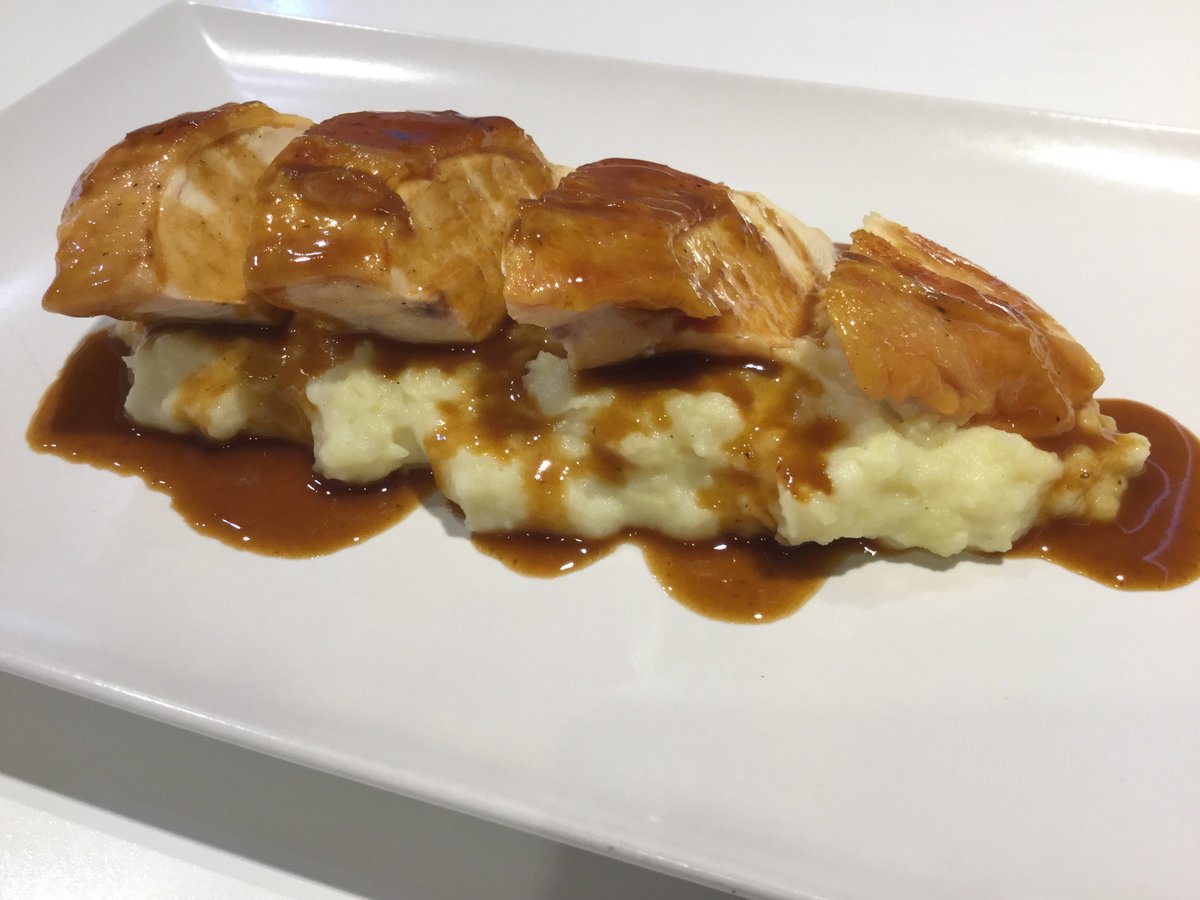 txokogourmet's tweet photo. Es viernes, la semana ha sido dura, y nos merecemos un capricho. Y de eso en El Txoko entendemos un rato... Sabemos cómo hacerte disfrutar con sabrosos platos a un precio más que ajustado. 😋 Y tan solo necesitas visitarnos para comprobarlo ¿Te hace un Txoko este fin de semana? https://t.co/Wwcvpz0nOG