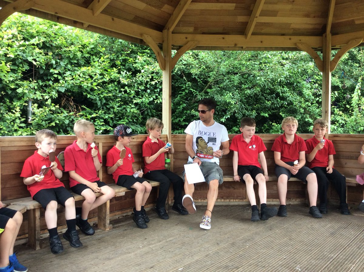 HeadWalwayne's tweet photo. Perfect way to end the week,ice creams in the sunshine with this brilliantlot and our book Buddy! #IceCreamFriday #HotChocFri #bookbuddy https://t.co/WCvp7zldmS