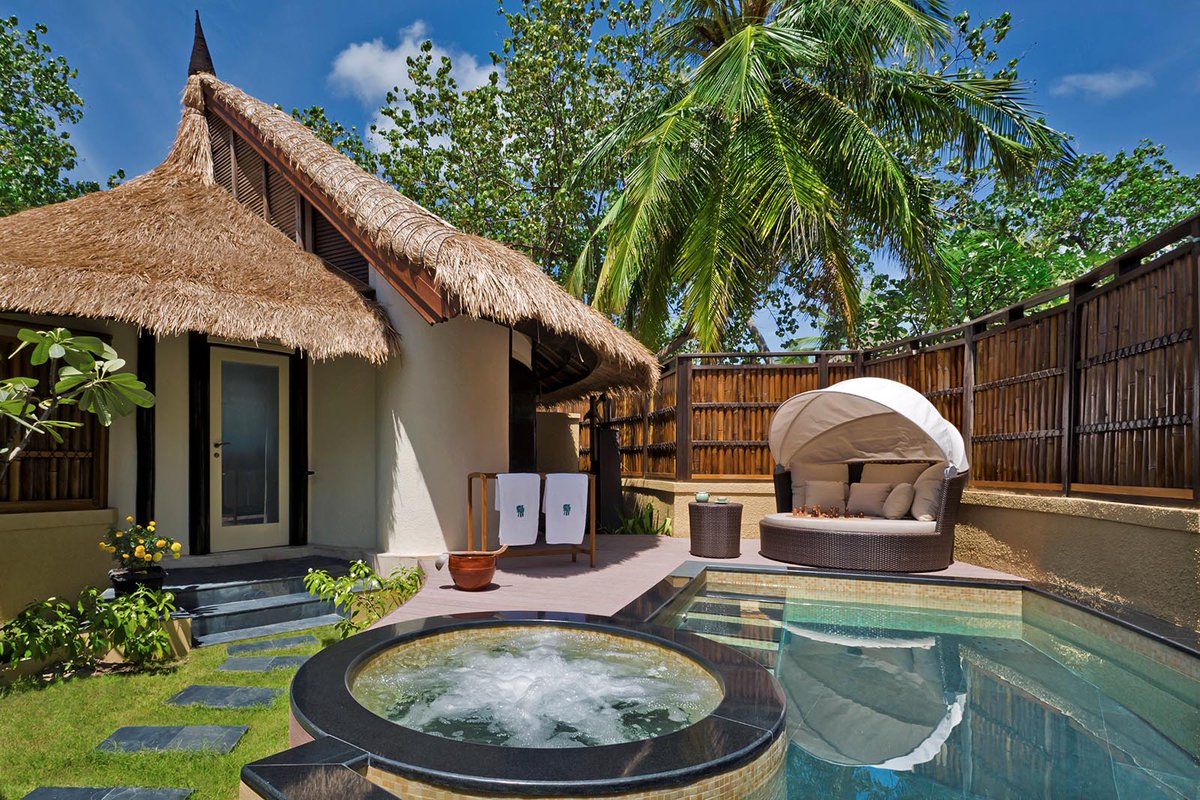 neoscapestweet's tweet photo. Positioned on centrally located Kaafu Atoll, the exclusive resort is a 20-minute speedboat ride away from Malé International Airport. #BanyanTreeVabbinfaru #VabbinfaruMaldives #MaldivesLuxuryResort #MaldivesResort #NeoscapesMaldives https://t.co/T3Df4MqygW https://t.co/qtFO8KbyRU