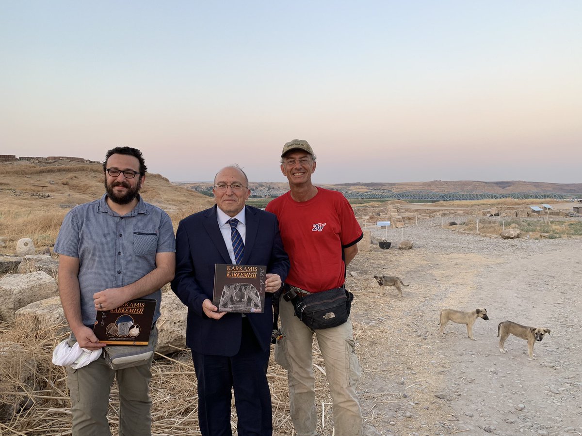 Sevgili Gençler,
Karkamış Antik Kenti, Anadolu'da Hititlerin önemli merkezlerinden biridir. 
Suriye sınırında Fırat kıyısında bulunan
Karkamış kazı alanında her türlü zorluğa rağmen bilimsel çalışmalara devam ediliyor.  
Yakında arkeopark olarak açılacak !