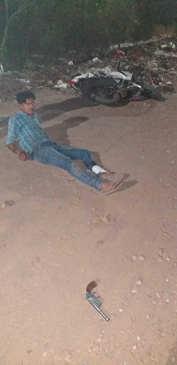 #CrackdownGhaziabad
#GhaziabadPolice |एक महिला से चैन लूट कर भाग रहे बदमाशों से पुलिस मुठभेड़ में एक बदमाश घायल,गिरफ्तार व 01 आरक्षी घायल। कब्जे से तमंचा मय कारतूस, घटना में प्रयुक्त बाईक व लूट गई चैन बरामद । #MeerutZone <a href="/dgpup/">DGP UP</a>
<a href="/Uppolice/">UP POLICE</a> <a href="/adgzonemeerut/">ADG ZONE MEERUT</a> @igrangemeerut <a href="/ANINewsUP/">ANI UP/Uttarakhand</a>