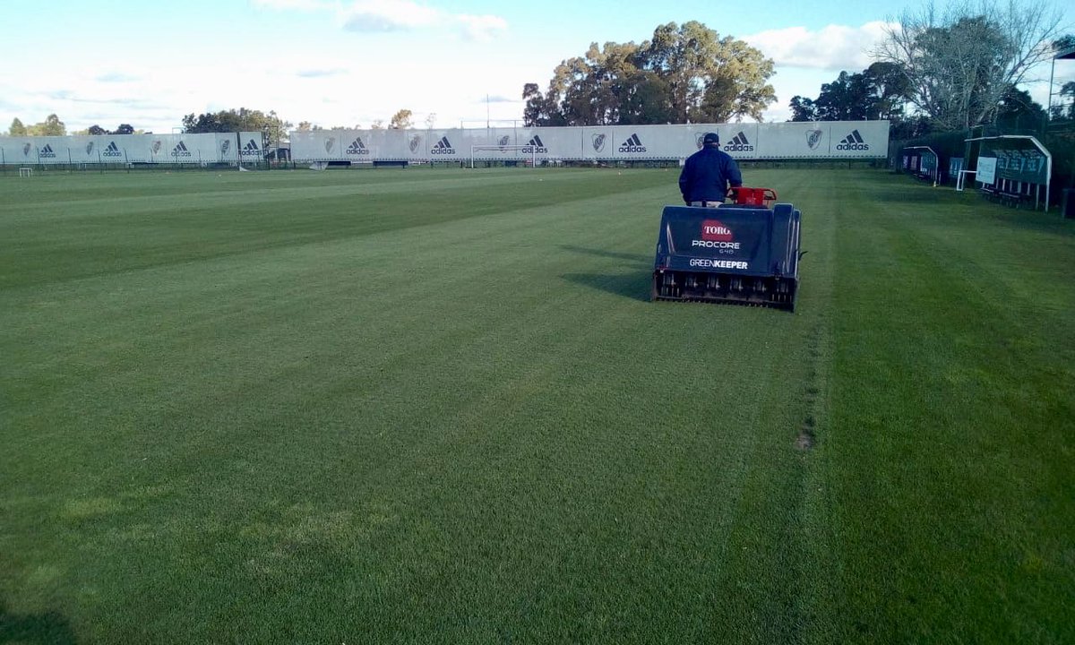 greenkeeperarg's tweet photo. Continúa la puesta a punto de los campos de juego de @RiverPlate #rivercamp #receso #futbol #cespedprofesional #aireacion #toroprocore648 https://t.co/jkPxfD7269