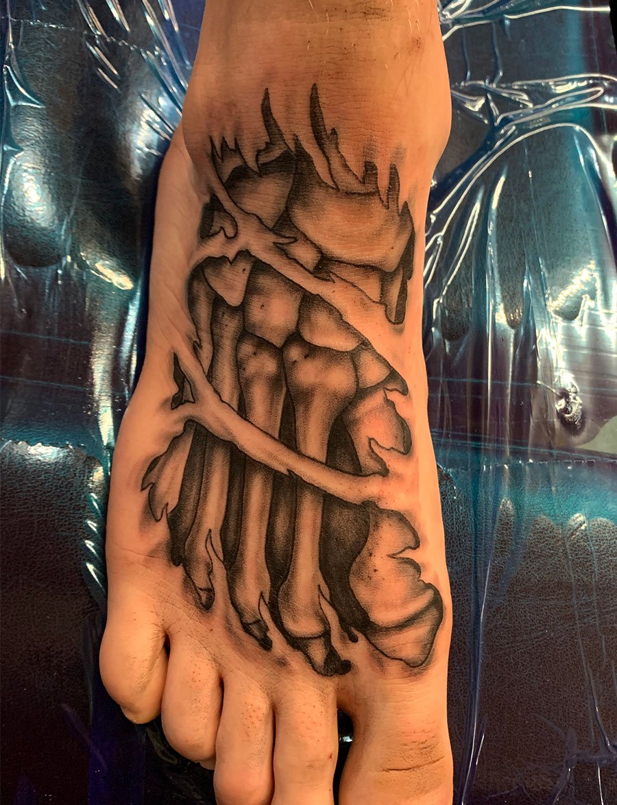 silverkeytattoo's tweet photo. Foot tattoo done by Jesse Myers #foottattoo #bonestattoo #footbones #jessemyerstattoo #davenportiowa #iowatattoo #midwesttattoo #bngtattoo #blackandgreyink https://t.co/Qg8CEEZqoH