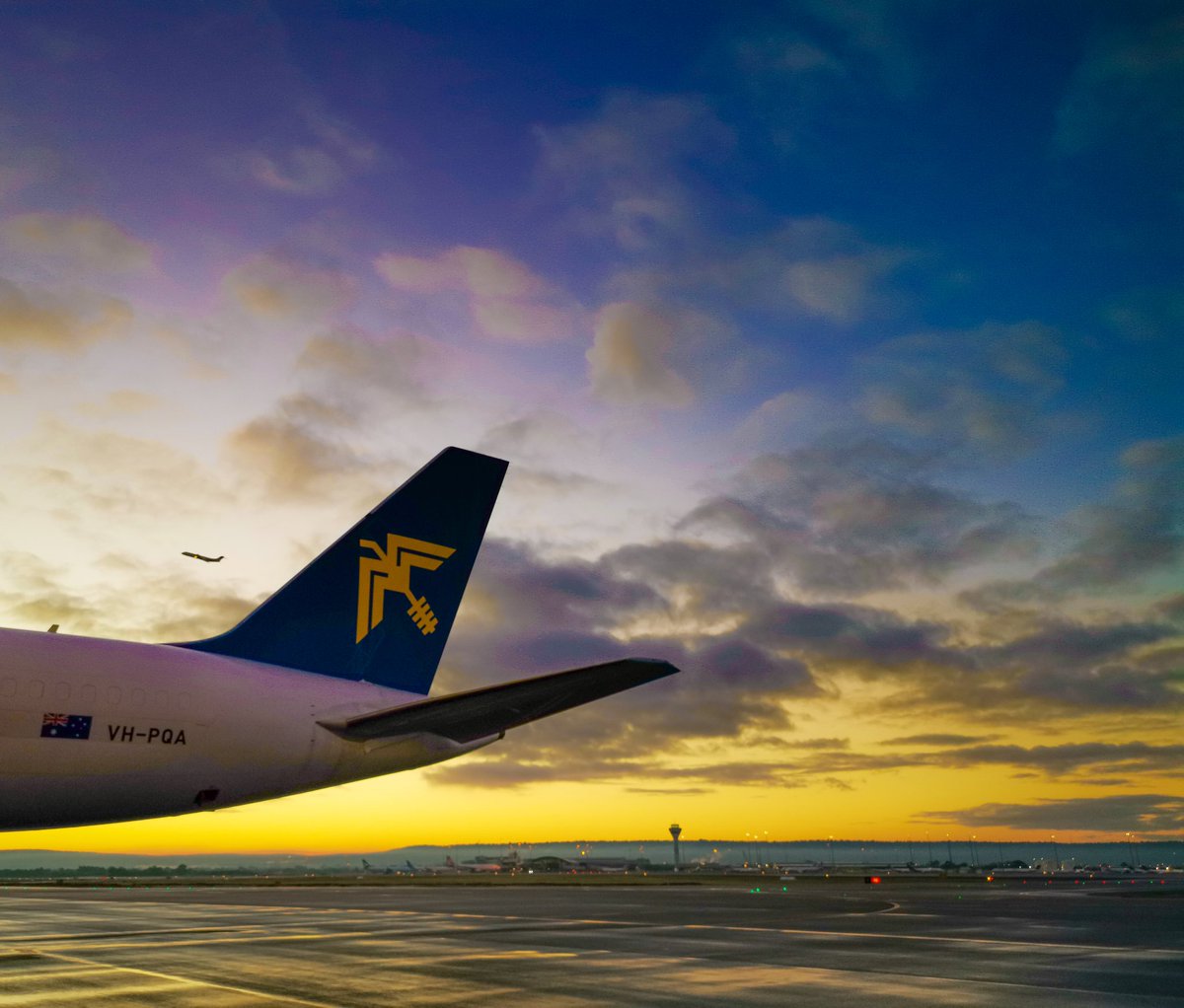 JonoPerth's tweet image. "If you’re a bird, be an early bird. But if you’re a worm, sleep late." - Shel Silverstein
#justanotherdayinWA #perth #sunrise #aviationphotography #AvGeek #planespotting