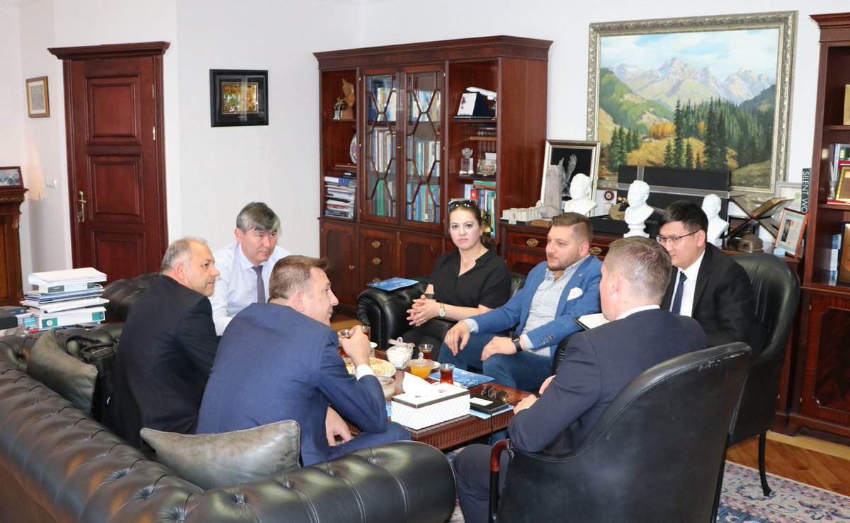 KZEmbassyTR's tweet photo. Kazakistan Ankara Büyükelçisi Abzal Saparbekulı “Tore Chingizid” sahibi İgor Ovçinnikov, “Uyanık Yataganlı” müdürü Zekeriya Doğdu, “Atempo” iş geliştirme müdürü Turgay Birsöz ve “Dina meat” sahipleri İsa Gökan Duysak ve Betül Duysak ile görüştü.
#Kazakistan #DYY #investinKz https://t.co/E3KGj0JnkR