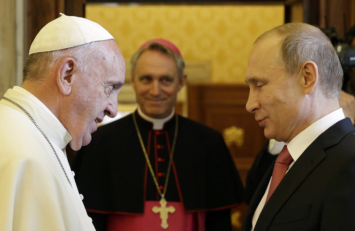 EducrisSnec's tweet photo. @vaticano acolheu encontro histórico entre o @Pontifex_pt  e o presidente da Federação Russa 
https://t.co/tOSDUeix1w https://t.co/zO4IetydyM