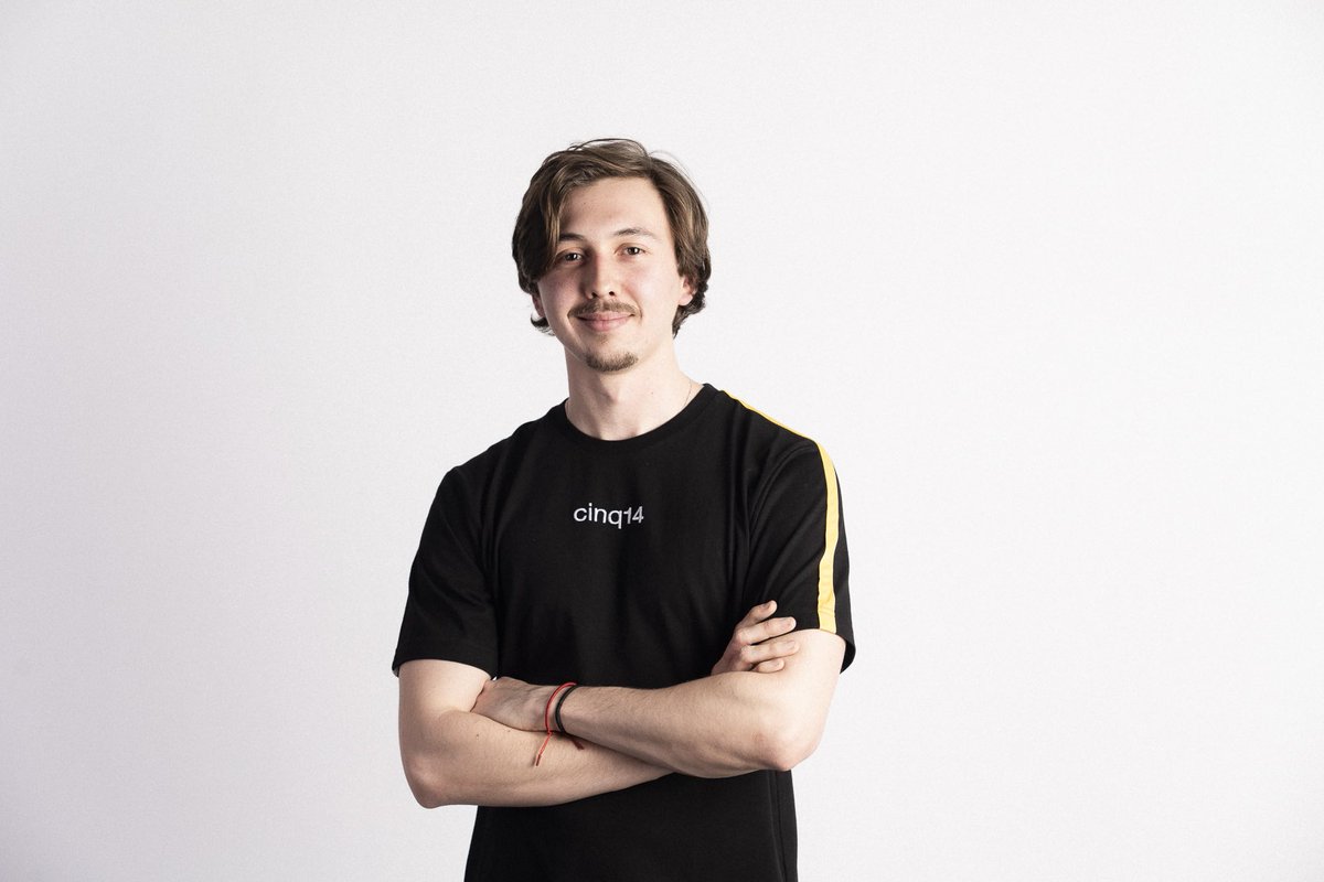 Il ne nous reste que 4 exemplaires du t-shirt Initial noir en M cinq14.store/produit/cinq14…

C’est le model exact que porte ce beau mannequin d’1m85

Après quoi on va pouvoir afficher notre premier SOLD OUT 🔥