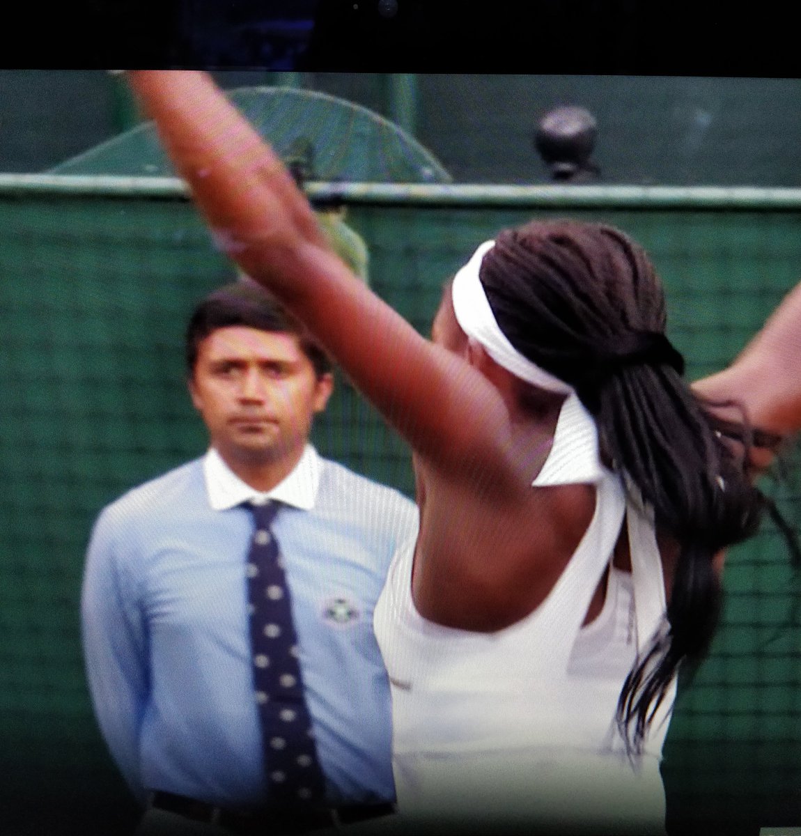 Match winning point! 💪

What more can you say...

Mature ✔️
Focused✔️
Professional✔️

The line judges really do a great job at #Wimbledon 😐😂