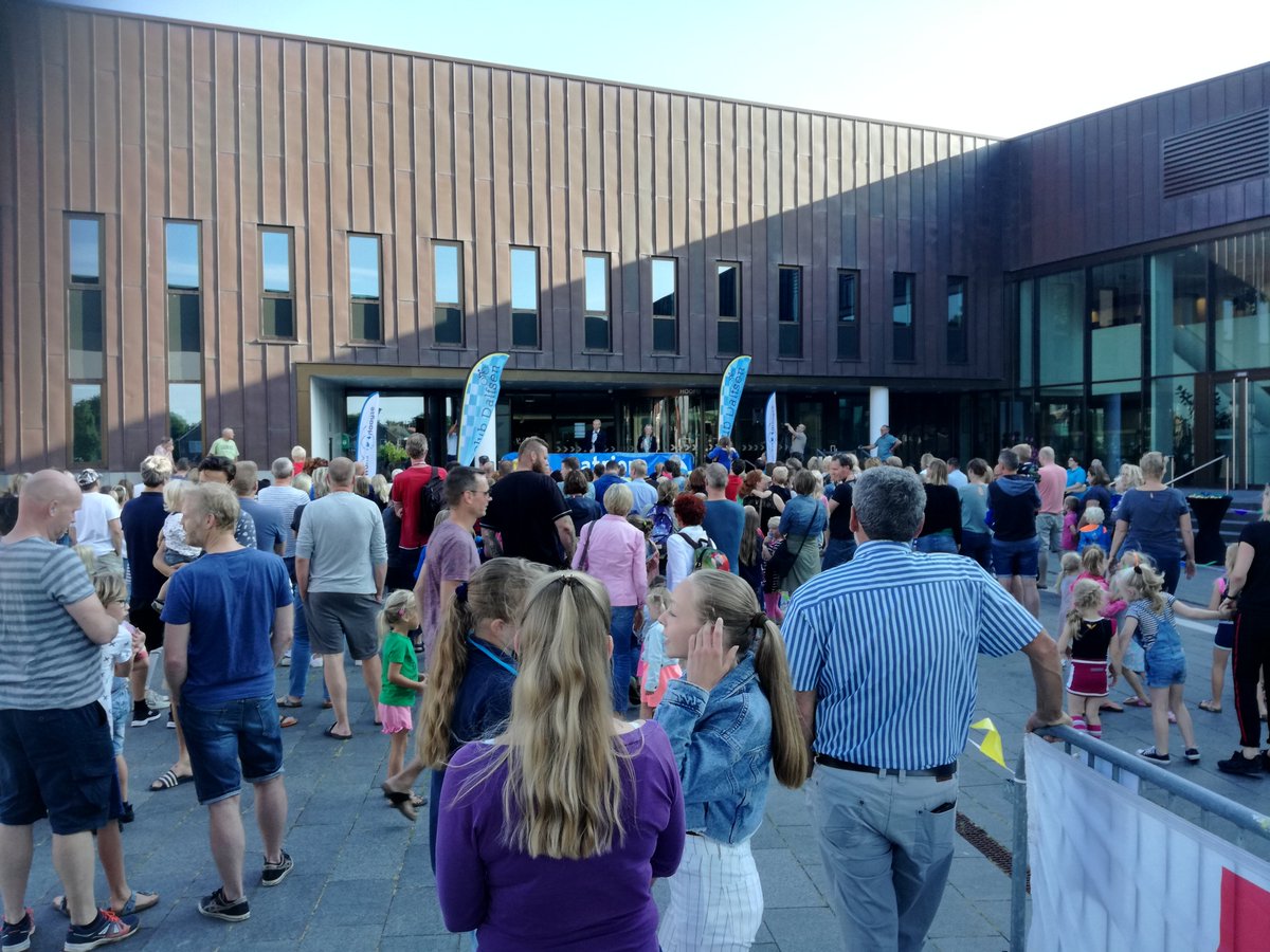 BSC_Dalfsen's tweet image. Honderden sportieve kinderen uit @gem_dalfsen ontvingen vanavond van wethouder @JWUitslag en burgemeester @evlente de #Datrion medaille voor hun sportieve deelname aan de @Wandel3daagse én #fiets3daagse én #zwem4daagse dank naar alle vrijwilligers &amp;amp; sponsoren  #dalfsenkerngezond