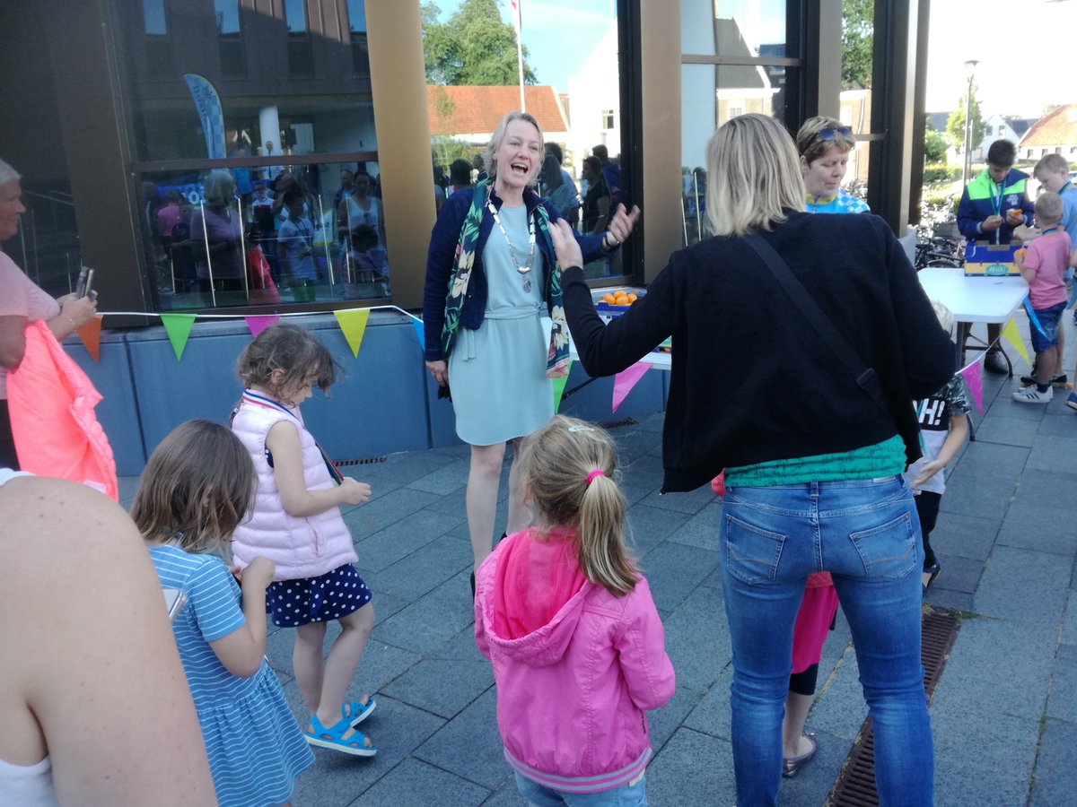 BSC_Dalfsen's tweet image. Honderden sportieve kinderen uit @gem_dalfsen ontvingen vanavond van wethouder @JWUitslag en burgemeester @evlente de #Datrion medaille voor hun sportieve deelname aan de @Wandel3daagse én #fiets3daagse én #zwem4daagse dank naar alle vrijwilligers &amp;amp; sponsoren  #dalfsenkerngezond