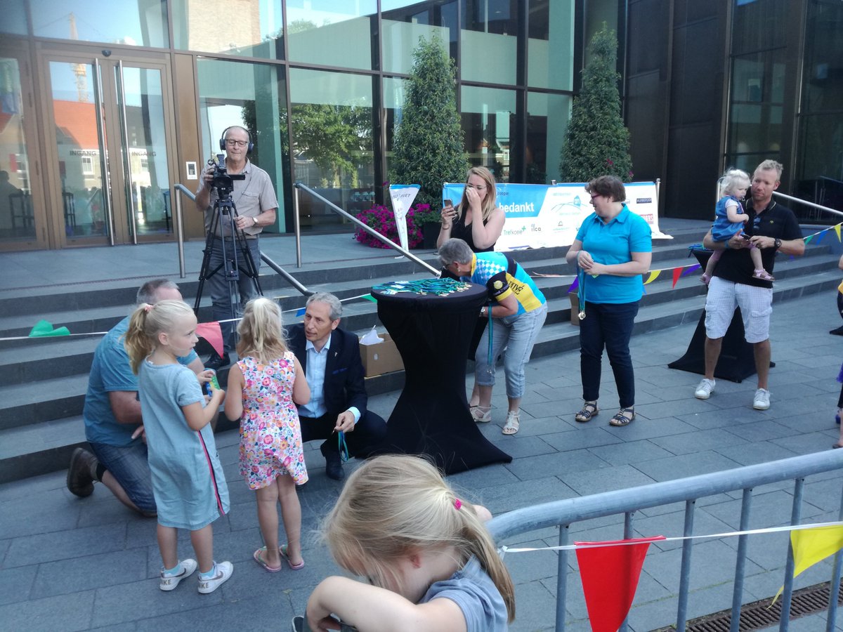 BSC_Dalfsen's tweet image. Honderden sportieve kinderen uit @gem_dalfsen ontvingen vanavond van wethouder @JWUitslag en burgemeester @evlente de #Datrion medaille voor hun sportieve deelname aan de @Wandel3daagse én #fiets3daagse én #zwem4daagse dank naar alle vrijwilligers &amp;amp; sponsoren  #dalfsenkerngezond
