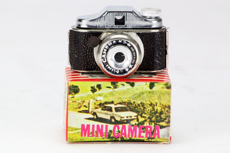 RetroPickers's tweet image. Retro Functioning 1950s Toy Novelty Mini Camera w/ Original Box made in Hong Kong – Home Decor Display &amp;amp; Collector Piece - etsy.me/2XtMfQB