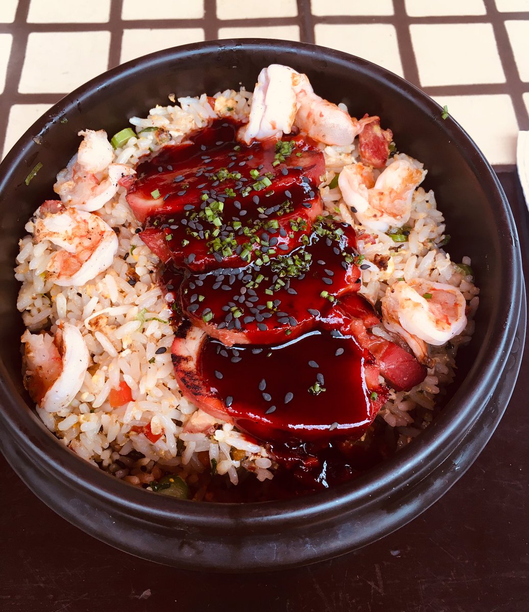 lindacha80's tweet photo. A veces uno cree que tiene un mal día pero después de comer este chaufa con langostinos y cerdo glaseado de #La73, te das cuenta que la vida te ama ♥️♥️🔥🔥 https://t.co/VHKup4DAg2