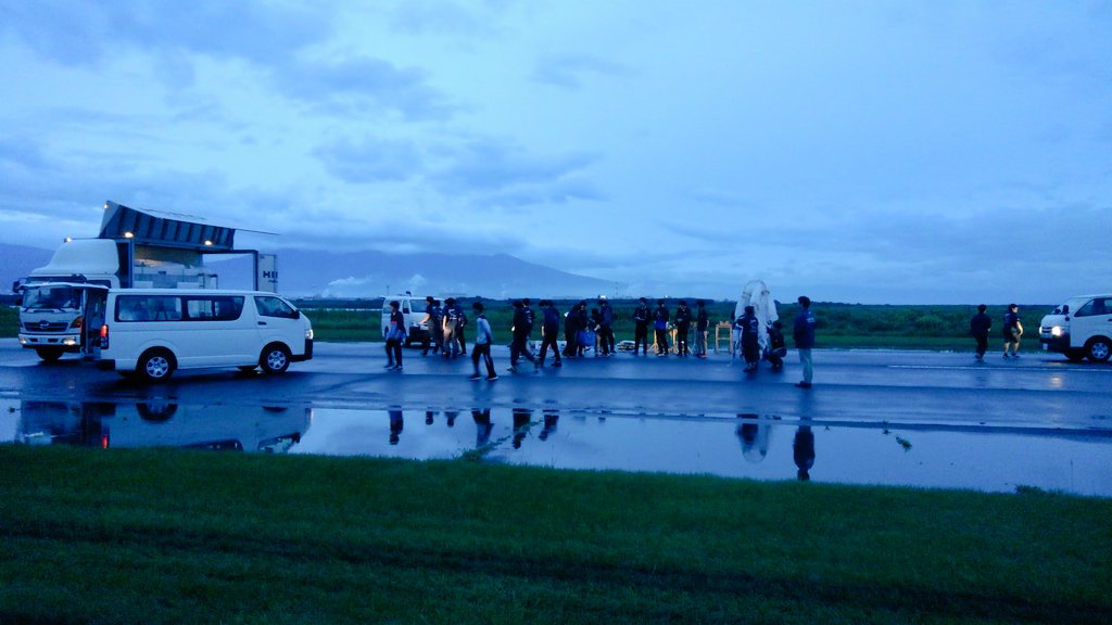 TUMPAbirdman's tweet image. おはようございます(  ¯꒳​¯ )ᐝ

現在、富士川滑空場の天気が弱い雨となってきましたので、機体の組み立てにGOサインが出されました