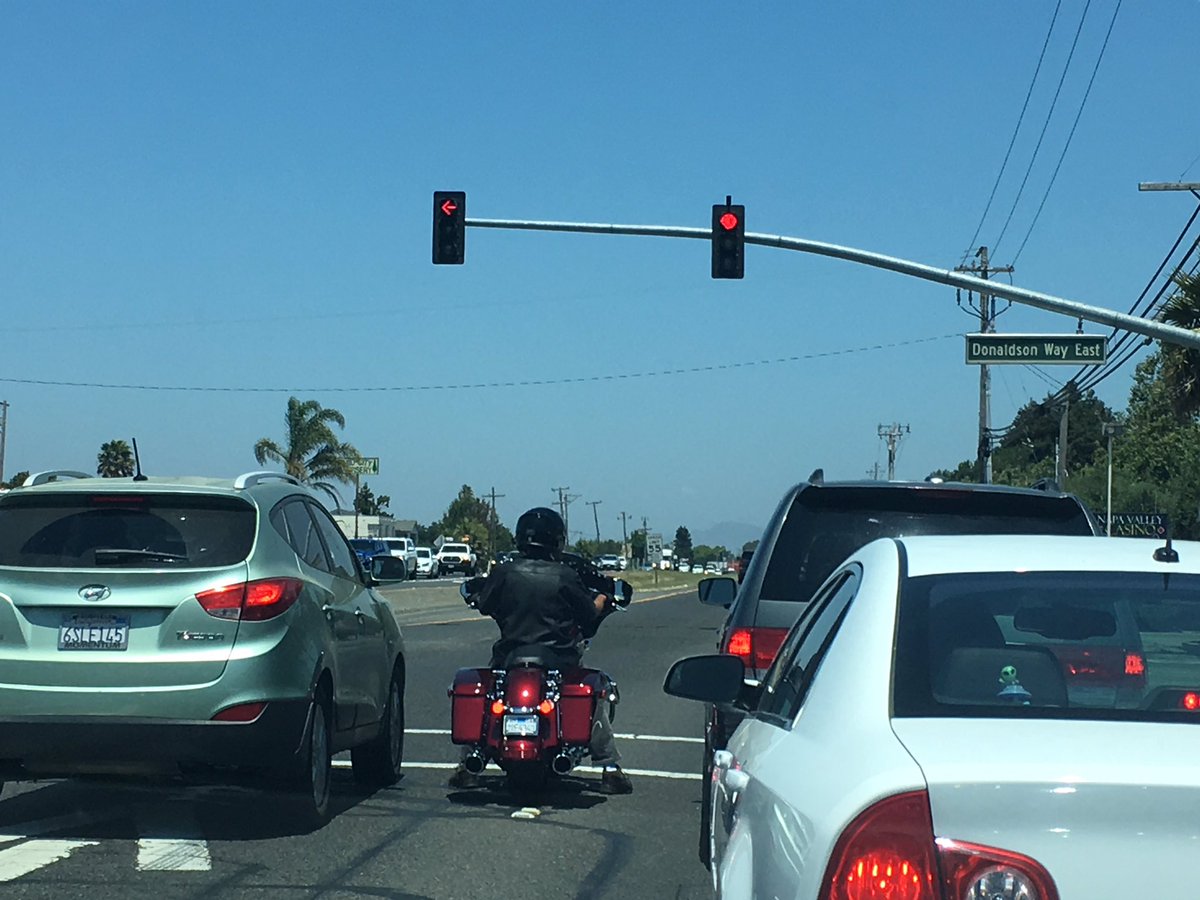bzenkerdc's tweet photo. What? Come in we are watching out for you, but driving between cars is not smart. @NapaPolice https://t.co/9hHLqoPXGU