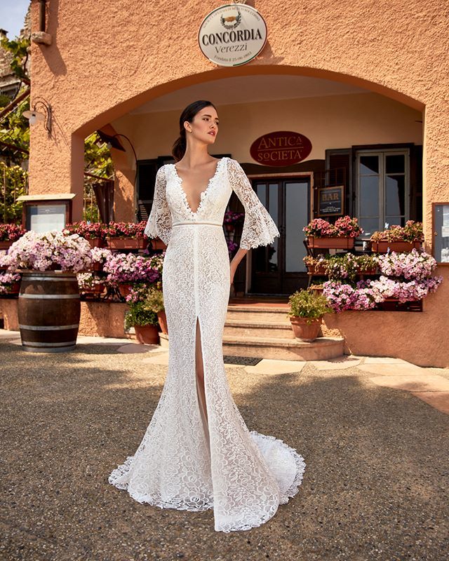 Gipsy guipure over lace adorns the silhouettes of floral textures 🌸 Boho dream!
.
.
[Dress: BCA20051 online on nicolemilano.it] #Nicole2020Collections #BohoChic ift.tt/2FTm8ru