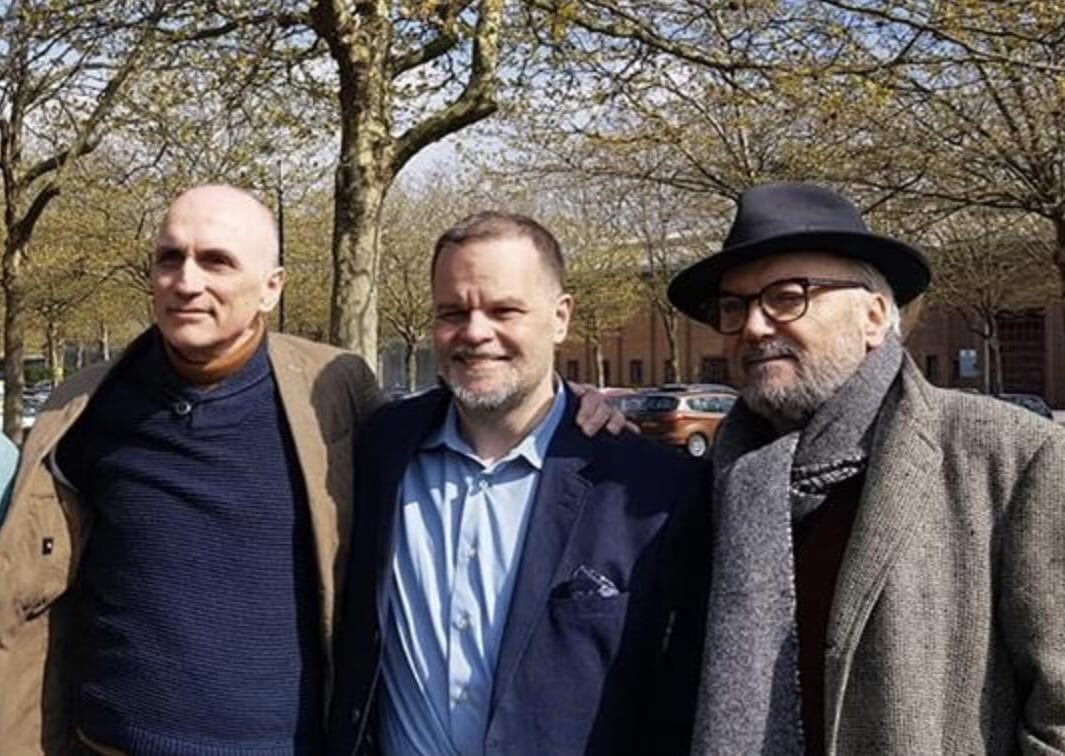 A most disturbing political development of the last few years has been the convergence of elements of the Far Left and Far Right. From  #GeorgeGalloway to  #ChrisWilliamson to  #NigelFarage to  #SteveBannon this is something, as an antifascist, I NEVER thought I would see. A thread 1