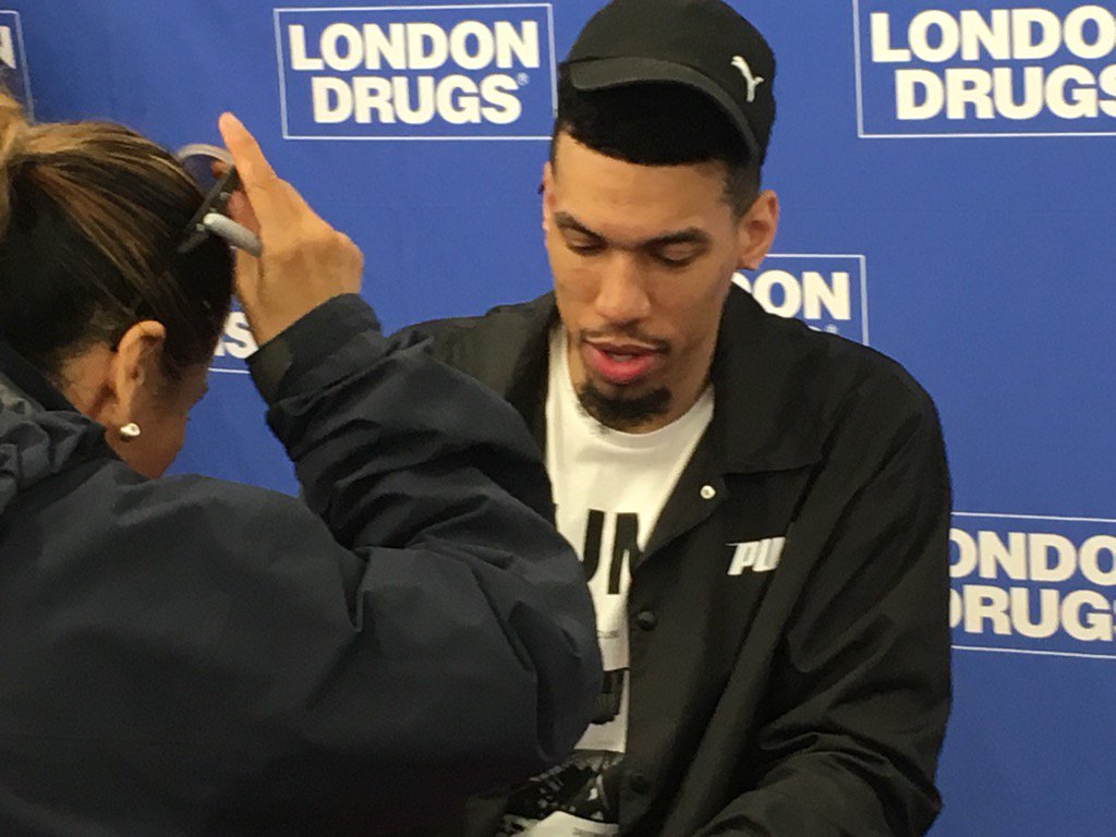 Danny money, money Green signing autographs in Vancouver. Not sure if he’ll talk about Kawhi.  #whoknows