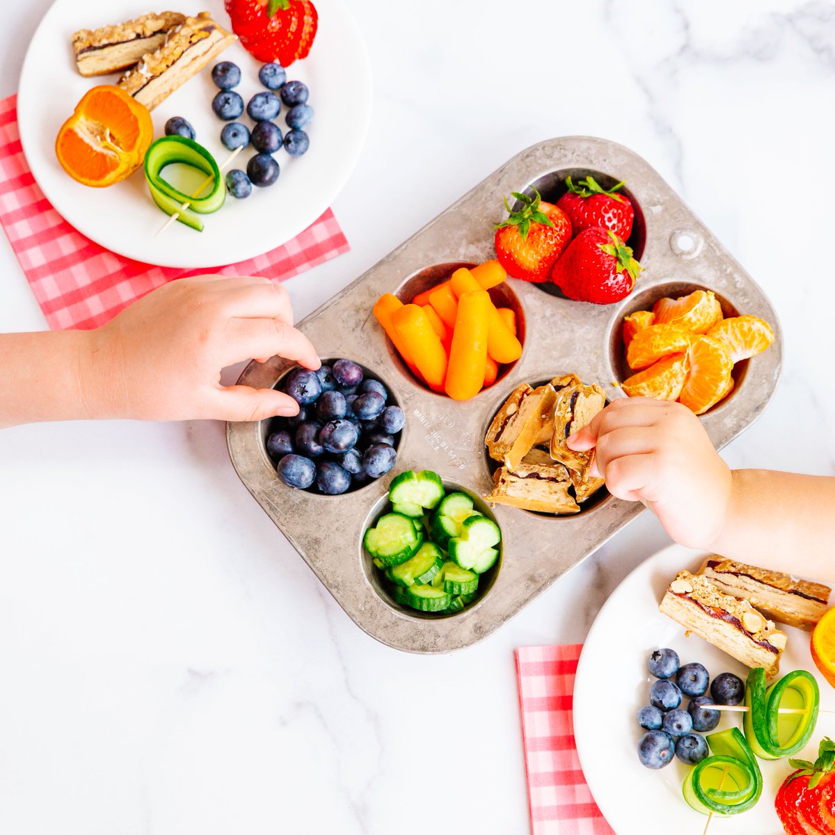 FitCrunchBars's tweet image. School's OUT... Finger foods are IN 🙃 Here's 6 snacks that kids love.

✔️ Blueberries
✔️ @fitcrunchbars Peanut Butter &amp;amp; Jelly bar
✔️ Baby Carrots
✔️ @CutiesCitrusOfficial
✔️ Strawberries
✔️ Cucumbers
 
#fitcrunch  #fitforsnacking #summer #snack #kidtreats #fitmom @RobertIrvine