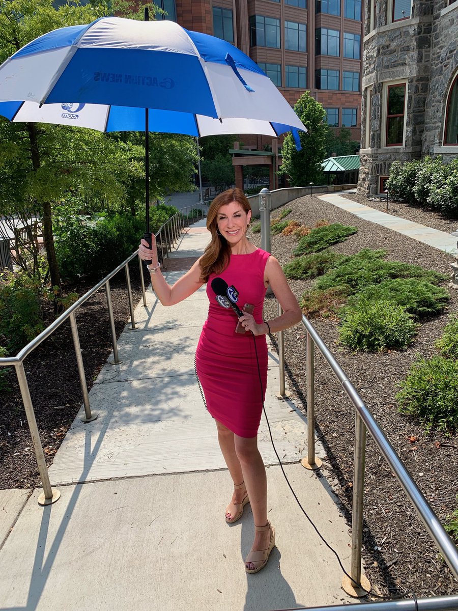 AnnieMcTV's tweet photo. This is how Irish girls do live shots in the searing heat ☘️ ☀️ ☂ #spf1,000 anyone ? @6abc https://t.co/UlBCya9Qrq