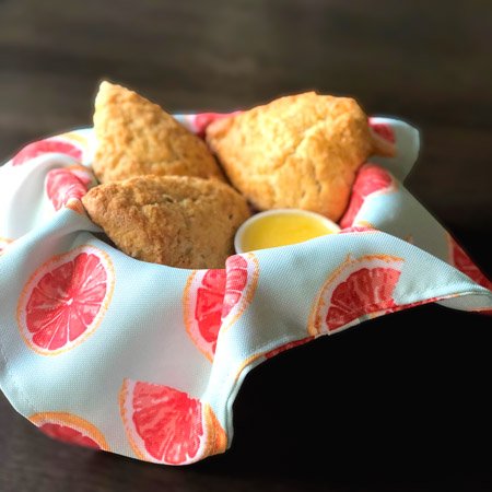 a_composition's tweet image. Another fun project at A Crafty Composition.
Make a bread basket warmer from a repurposed tablecloth. PLUS a link to the recipe for these scrumptious scones.
acraftycomposition.com/three-projects…