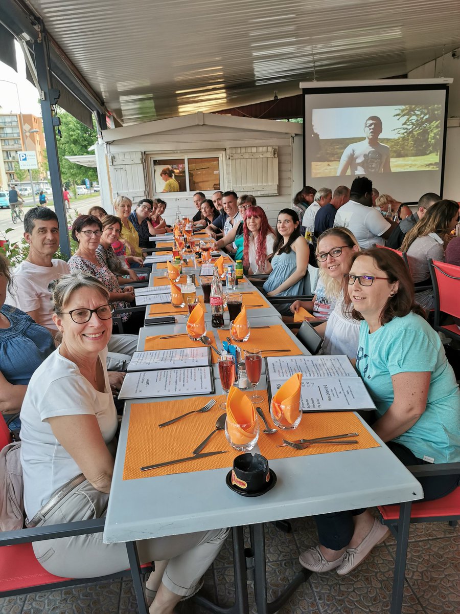 caugier1's tweet photo. @JBissey @stephpaillard
Un départ à la retraite fêté ce soir à Gap
En karaoke en plus !
@scose en grande forme !! https://t.co/RXOdeoszcL