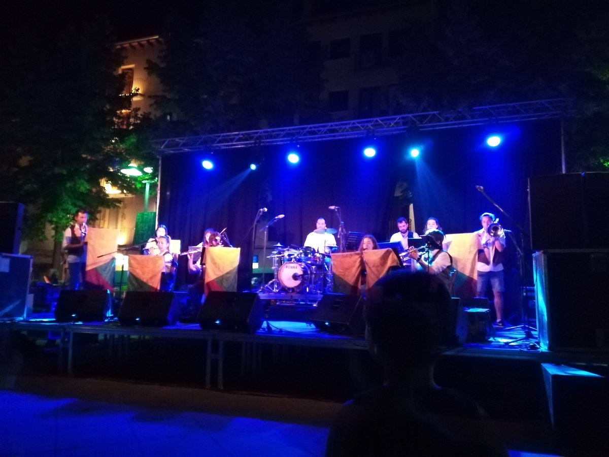 📷 Comença el Sarau a la fresca a la plaça dels Màrtirs de Vic amb Aires del Montseny.  Vine a ballar, és #FMVic19 <a href="/cerclefolk/">Cercle Folk</a> <a href="/AiresMontseny/">Aires del Montseny</a>