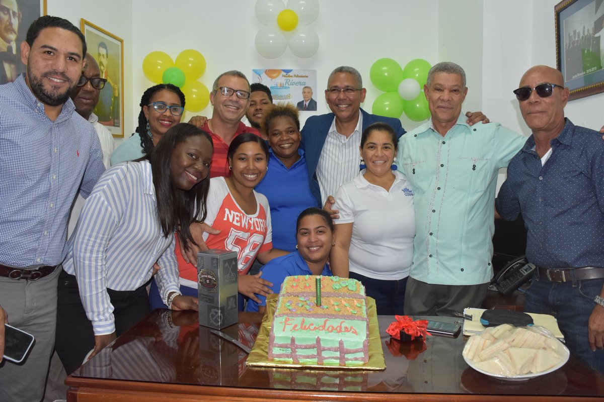 CodiaCentral's tweet photo. Nuestro presidente, Arq. @gomdis y toda la #FamiliaCodiana, felicitamos en su cumpleaños al Ing. Héctor Rivera, secretario de Relaciones Públicas de la Junta Directiva Nacional del #CodiaRD.
¡Muchas felicidades!
#CodiaCelebra https://t.co/5fAgF6iXTm