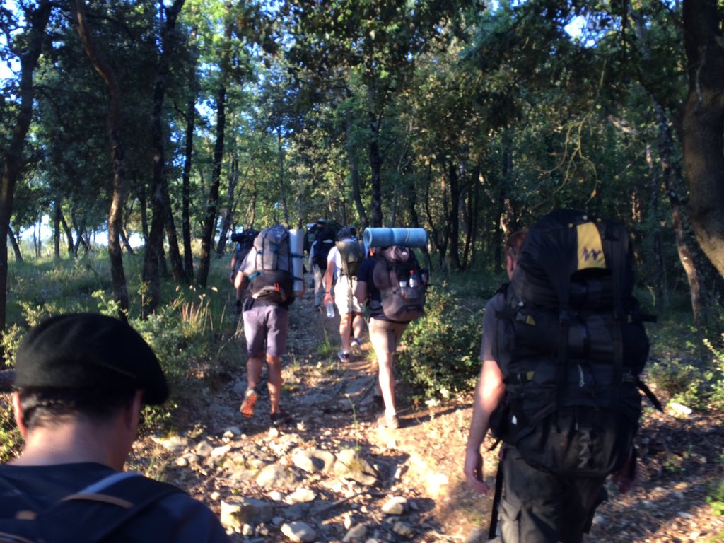 ParoisLevallois's tweet image. Les #pères des familles de #Levallois cheminent vers #Cotignac