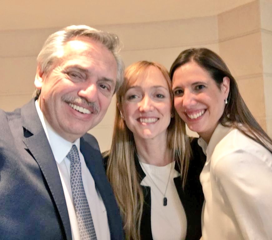 MarisaUcedaOk's tweet photo. Con @alferdez y @afernandezk vamos a volver a crecer, vamos construir una Mendoza con más trabajo porque se viene un futuro mejor. Este es nuestro tiempo, el tiempo de todos. Hay futuro para vos ☀️#AlbertoEnMendoza #HayEsperanza https://t.co/a3xbsNgqVD